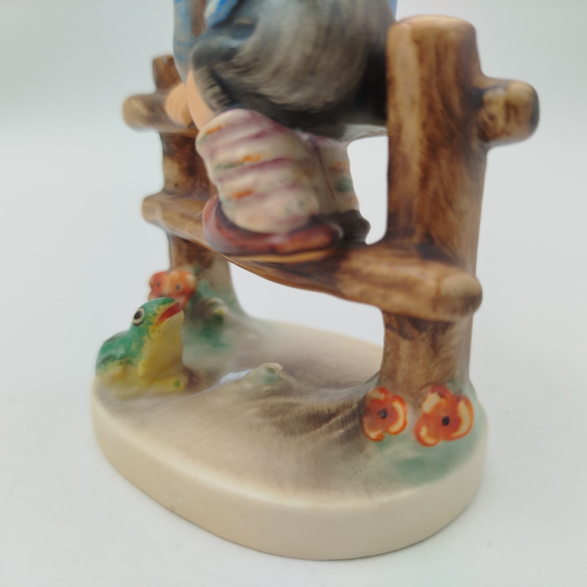 Статуэтка "Мальчик и лягушка", фаянс, роспись, Goebel Hummel, ФРГ, 1948 г.