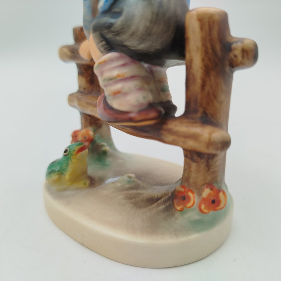 Статуэтка "Мальчик и лягушка", фаянс, роспись, Goebel Hummel, ФРГ, 1948 г.
