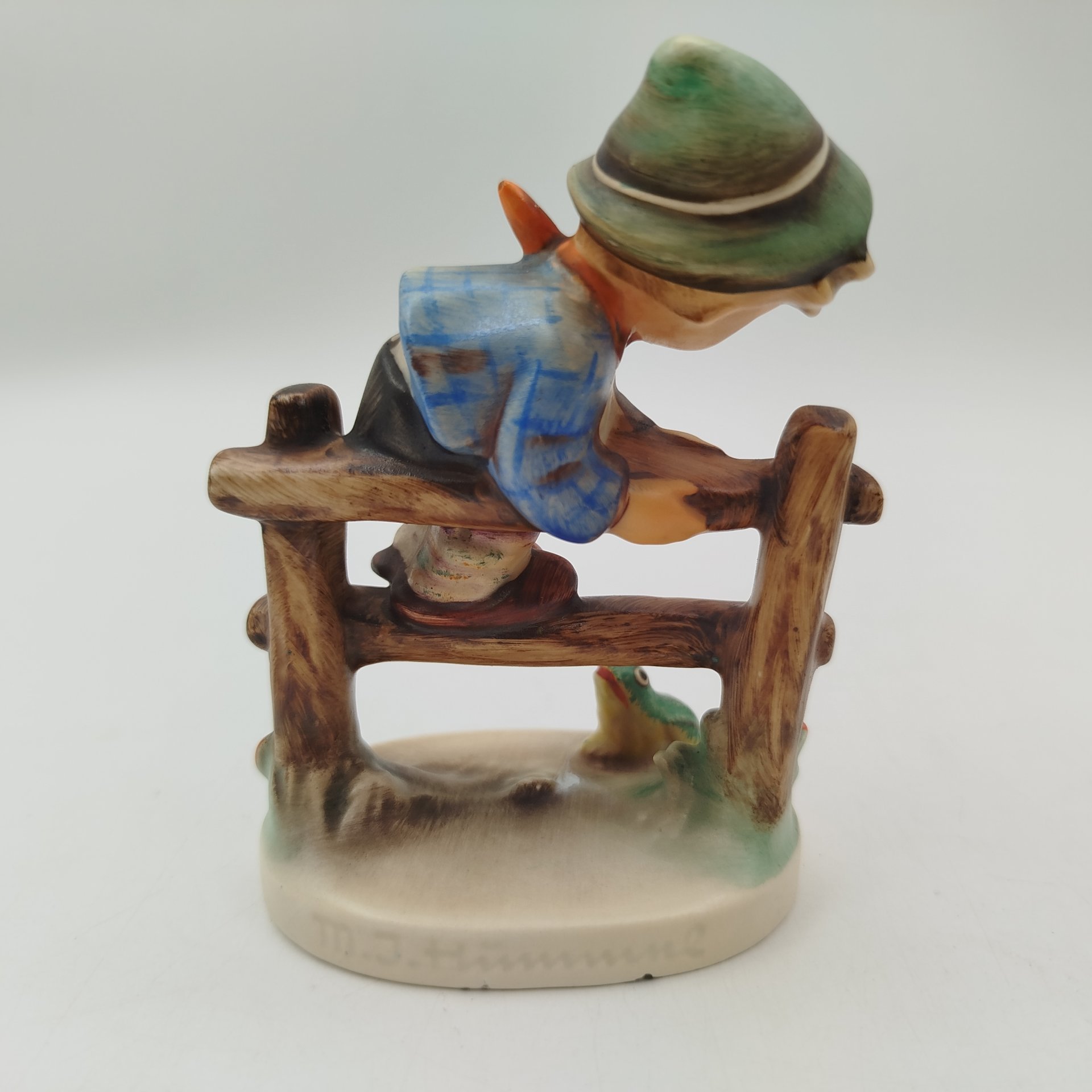 Статуэтка "Мальчик и лягушка", фаянс, роспись, Goebel Hummel, ФРГ, 1948 г., Goebel Hummel