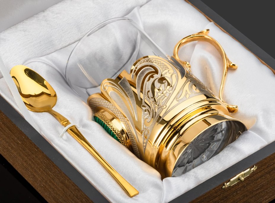 Подстаканник, украшенный вставкой из малахита с ложкой и стаканом в подарочной коробке, латунь, малахит, стекло, золочение, Златоуст, Российская Федерация, 2025 г.