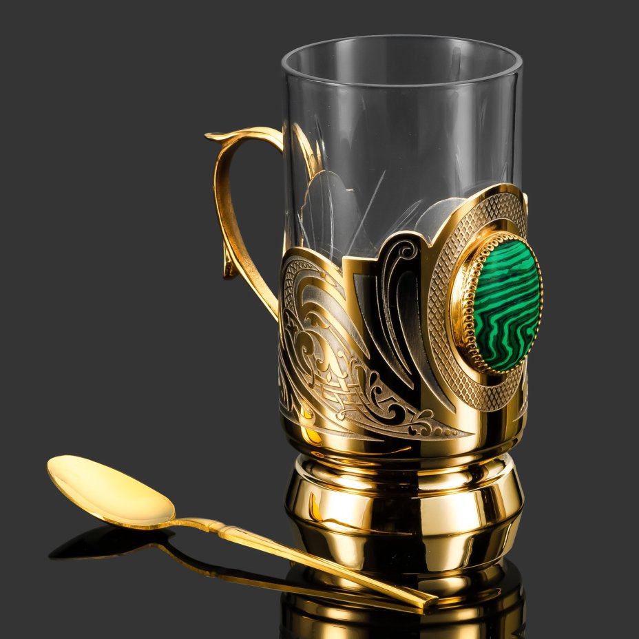 Подстаканник, украшенный вставкой из малахита с ложкой и стаканом в подарочной коробке, латунь, малахит, стекло, золочение, Златоуст, Российская Федерация, 2025 г.