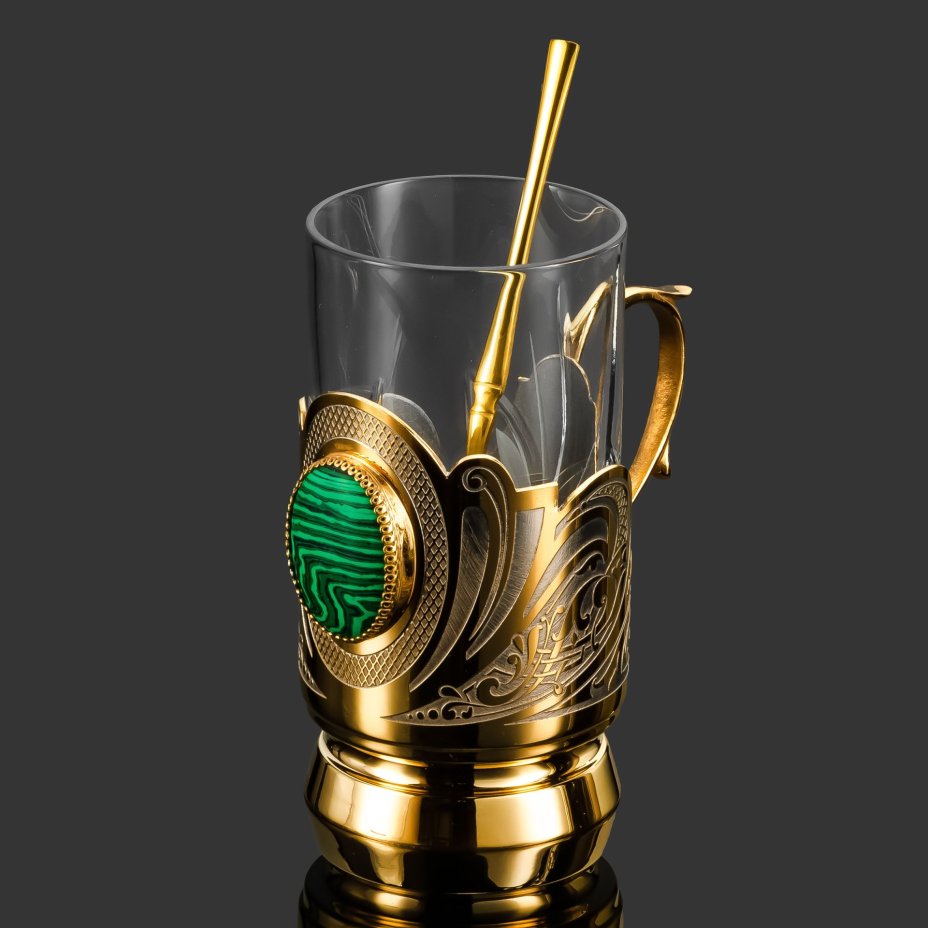 Подстаканник, украшенный вставкой из малахита с ложкой и стаканом в подарочной коробке, латунь, малахит, стекло, золочение, Златоуст, Российская Федерация, 2025 г.