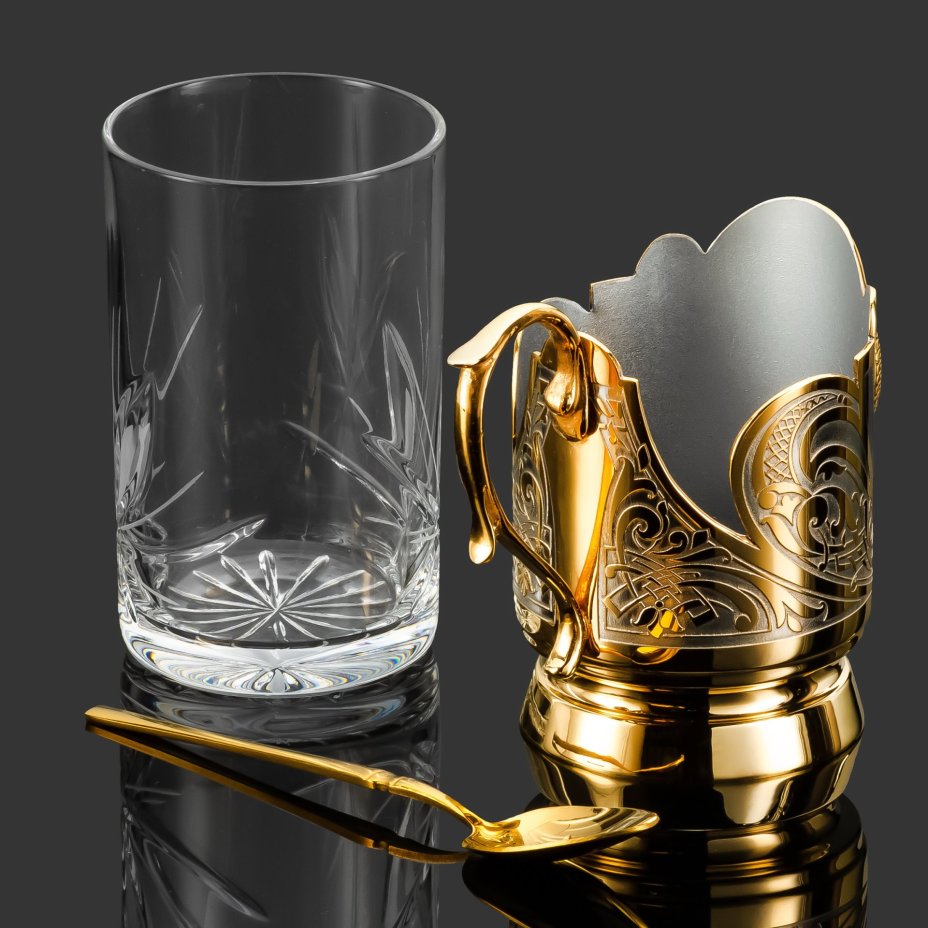 Подстаканник, украшенный вставкой из малахита с ложкой и стаканом в подарочной коробке, латунь, малахит, стекло, золочение, Златоуст, Российская Федерация, 2025 г.