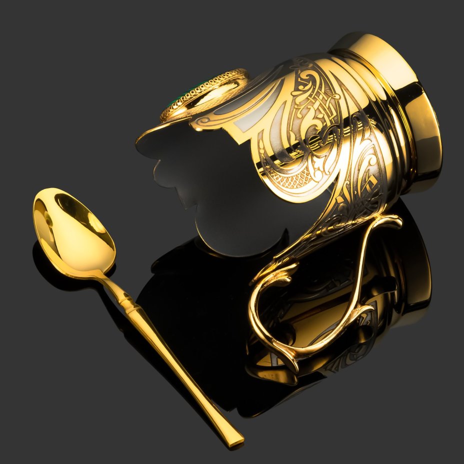 Подстаканник, украшенный вставкой из малахита с ложкой и стаканом в подарочной коробке, латунь, малахит, стекло, золочение, Златоуст, Российская Федерация, 2025 г.