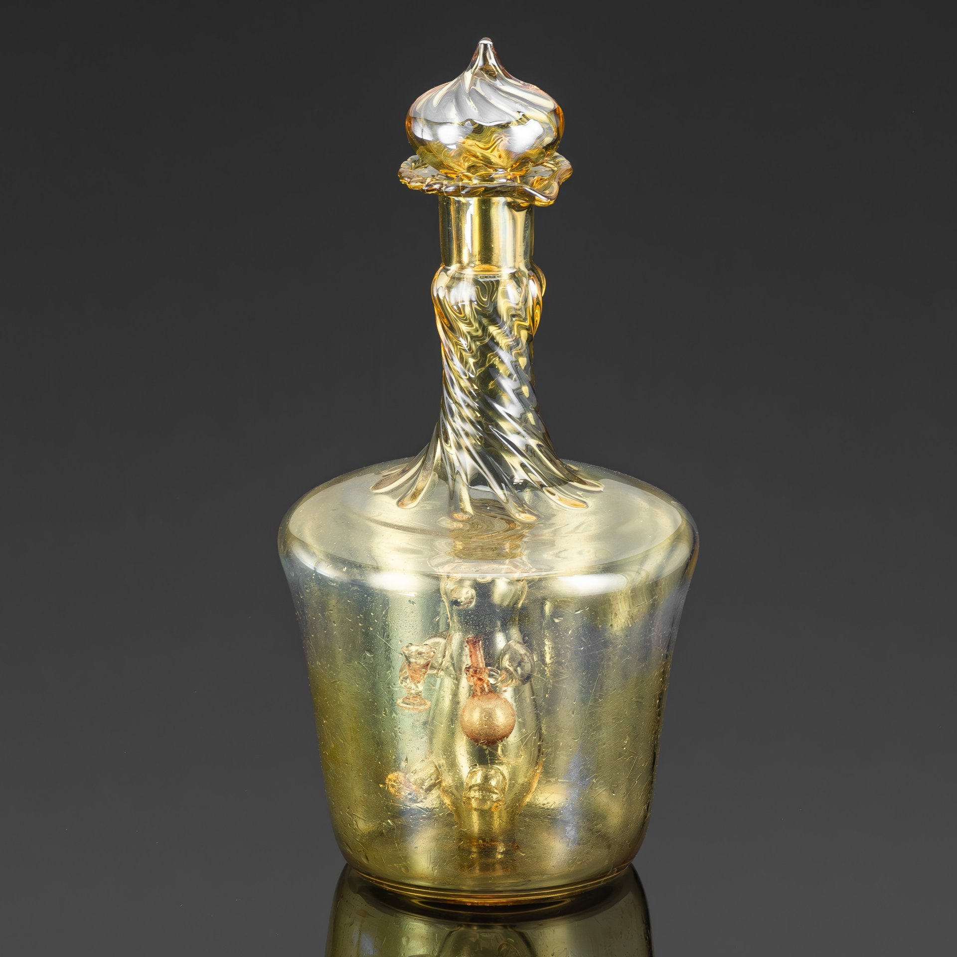 Графин "Напиться до чертиков" с медведем в бутылке, стекло, гутная техника, СССР, 1960-1980 гг.