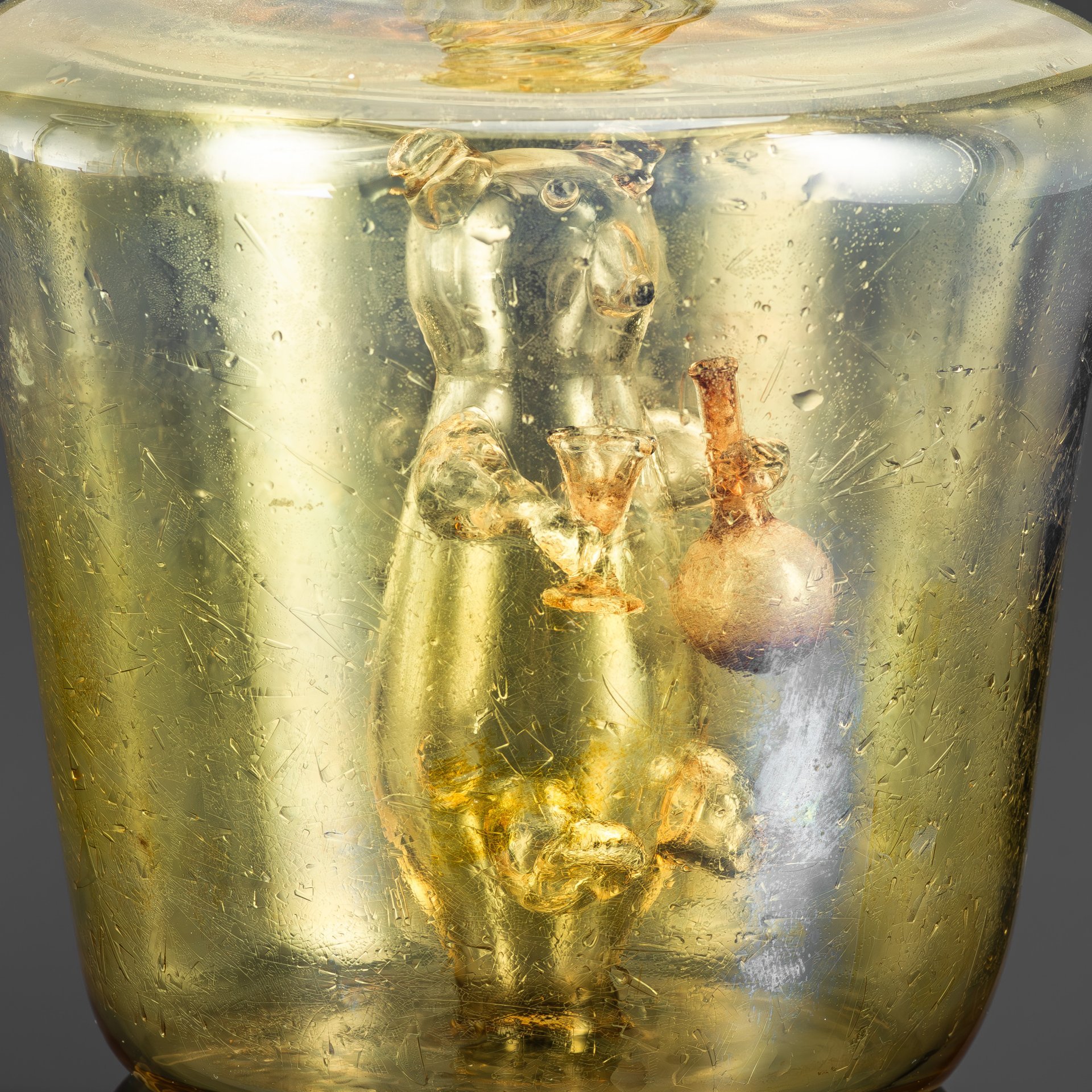 Графин "Напиться до чертиков" с медведем в бутылке, стекло, гутная техника, СССР, 1960-1980 гг.