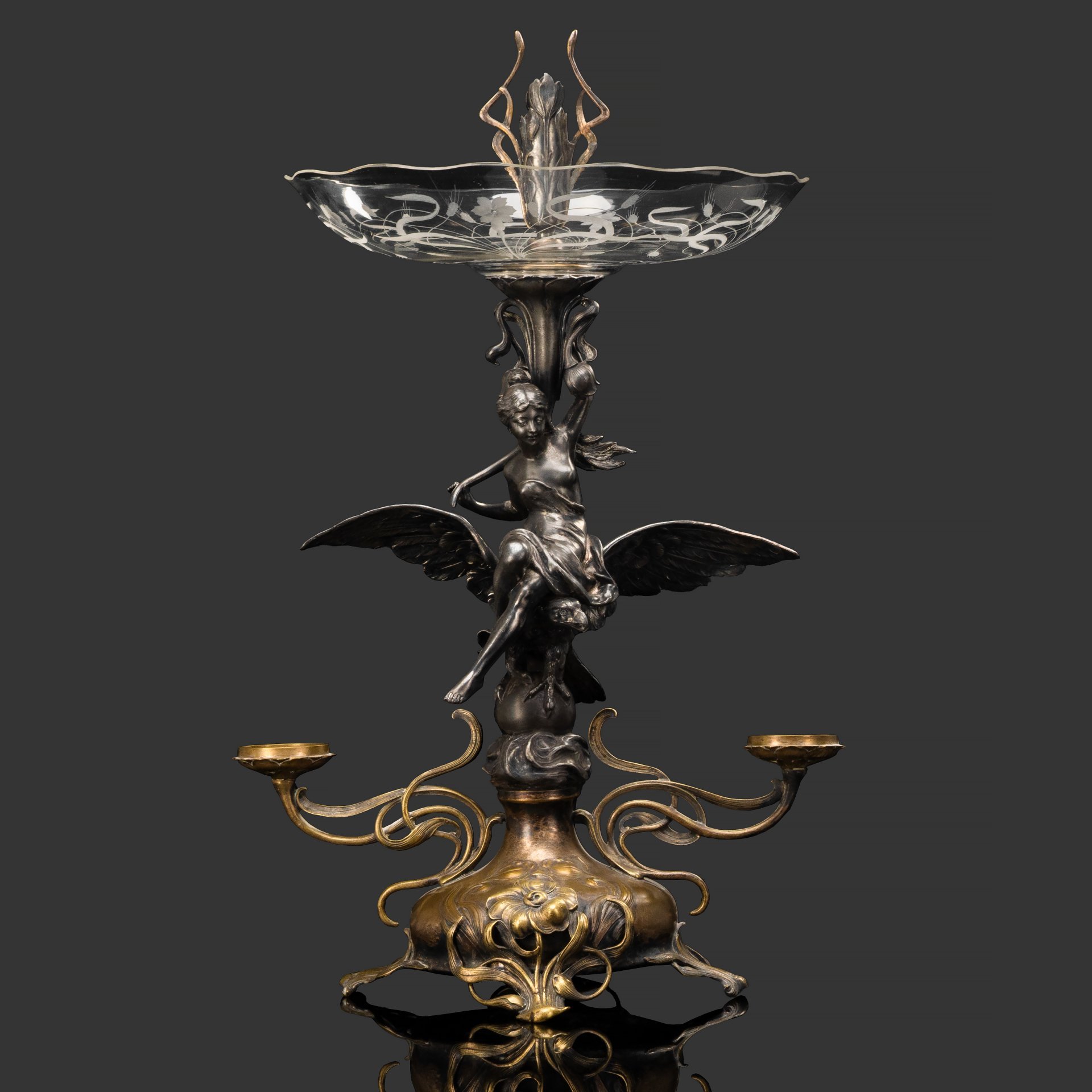 Ваза для фруктов, украшенная фигурой девушки на орле, Фабрика "Р.Плевкевич и Ко", латунь, серебрение, стекло, травление, резьба, Российская империя, 1890-1900 гг.