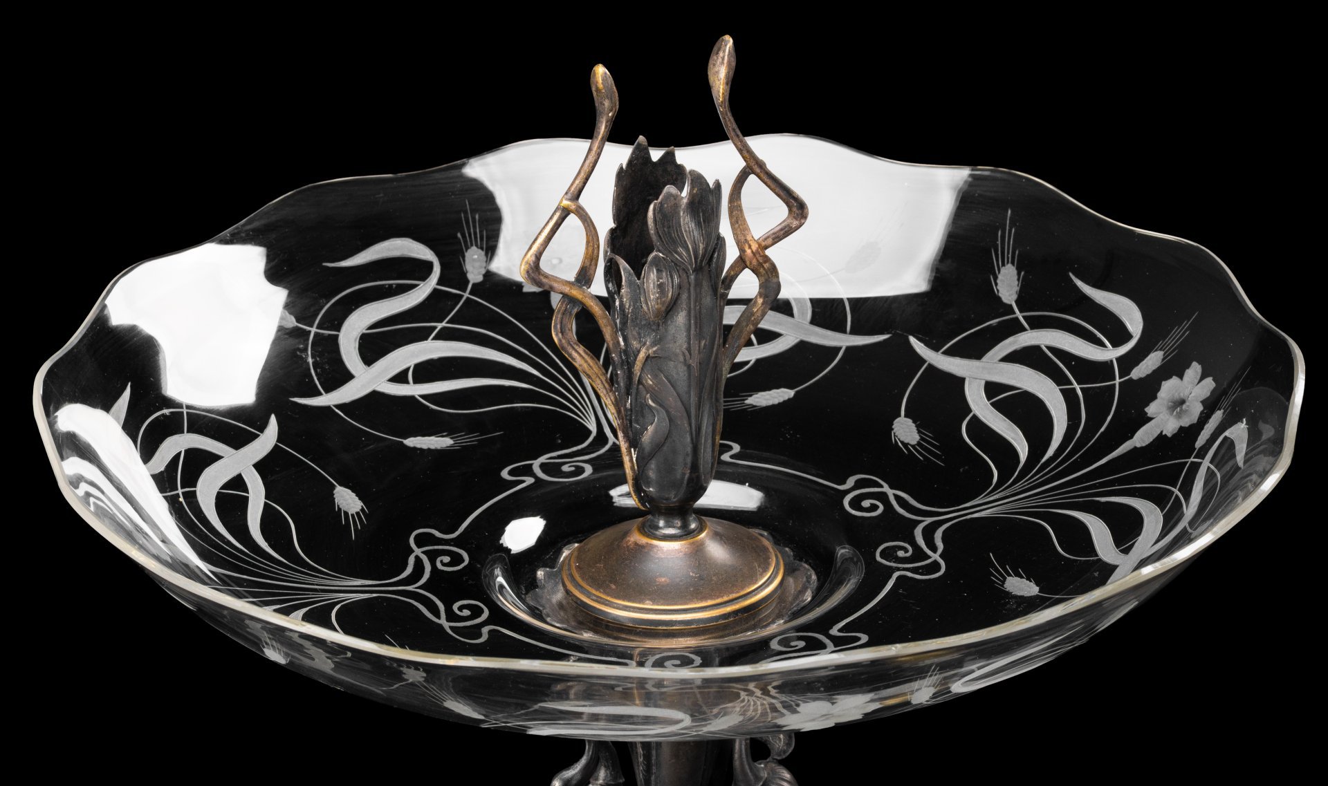 Ваза для фруктов, украшенная фигурой девушки на орле, Фабрика "Р.Плевкевич и Ко", латунь, серебрение, стекло, травление, резьба, Российская империя, 1890-1900 гг.