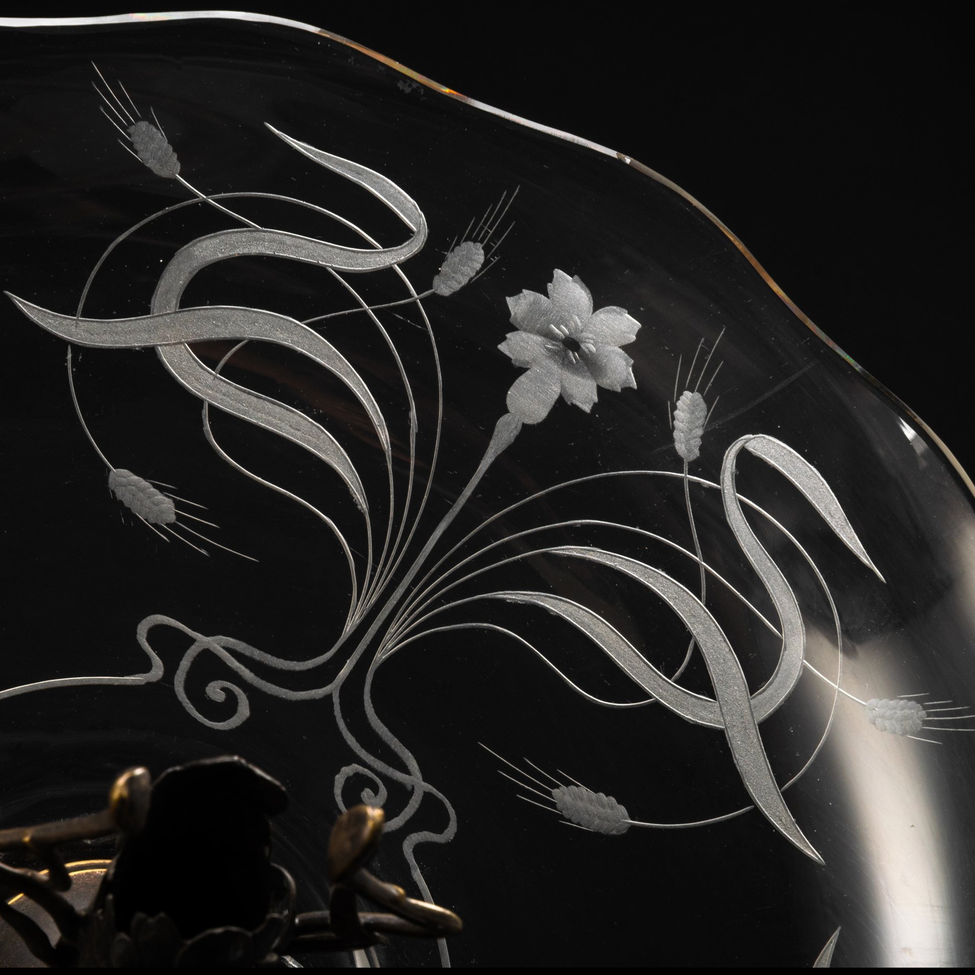 Ваза для фруктов, украшенная фигурой девушки на орле, Фабрика "Р.Плевкевич и Ко", латунь, серебрение, стекло, травление, резьба, Российская империя, 1890-1900 гг.