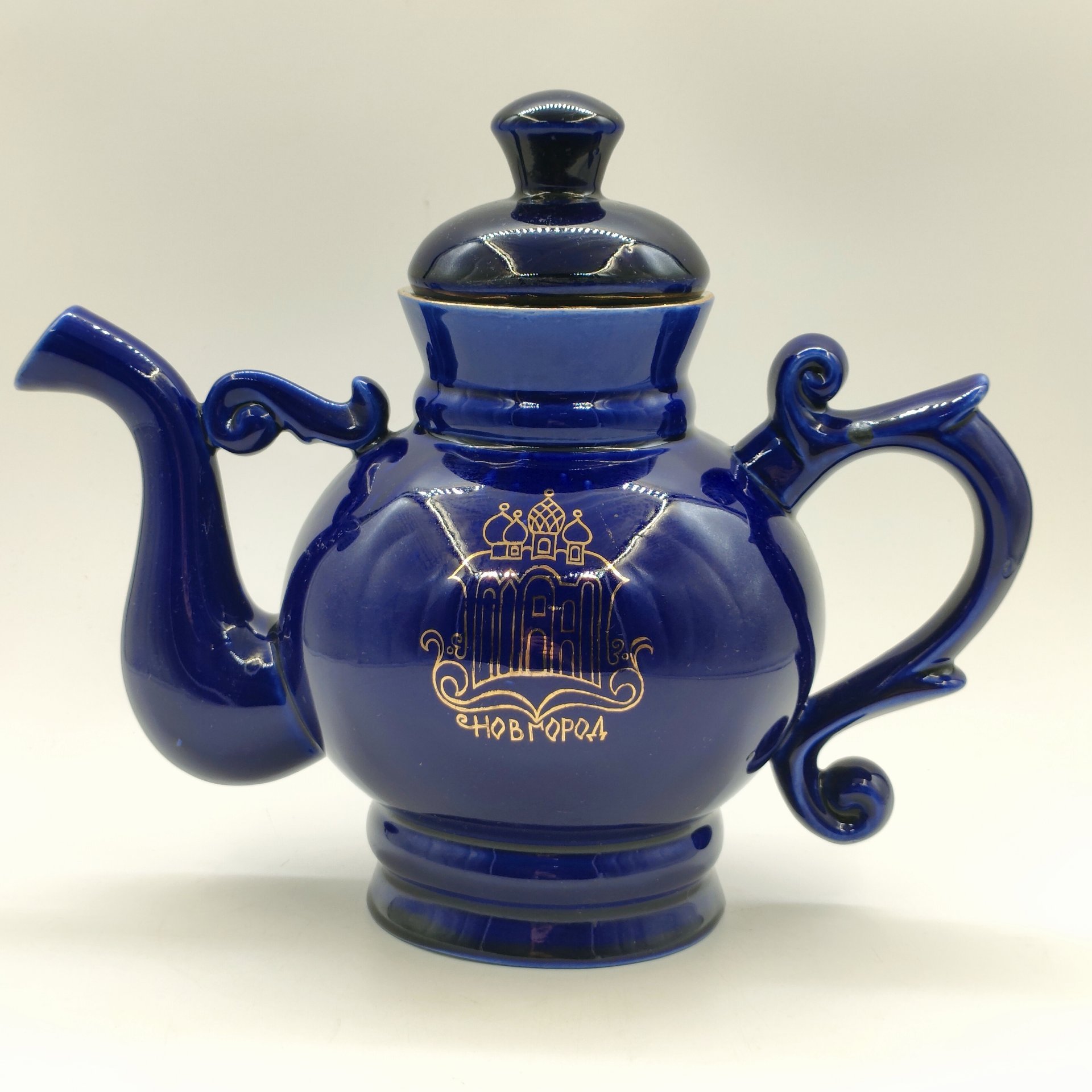 Чайник фигурный из сервиза "Новгородский" ("Декоративный", "Новгород"), автор В. В. Смоляр, фарфор, крытье кобальтом, золочение, Бронницкий завод фарфоровых изделий «Возрождение», СССР, 1980-1990 гг.