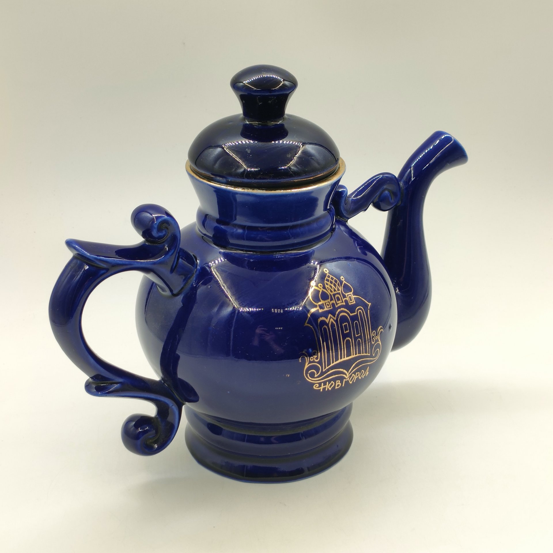 Чайник фигурный из сервиза "Новгородский" ("Декоративный", "Новгород"), автор В. В. Смоляр, фарфор, крытье кобальтом, золочение, Бронницкий завод фарфоровых изделий «Возрождение», СССР, 1980-1990 гг.