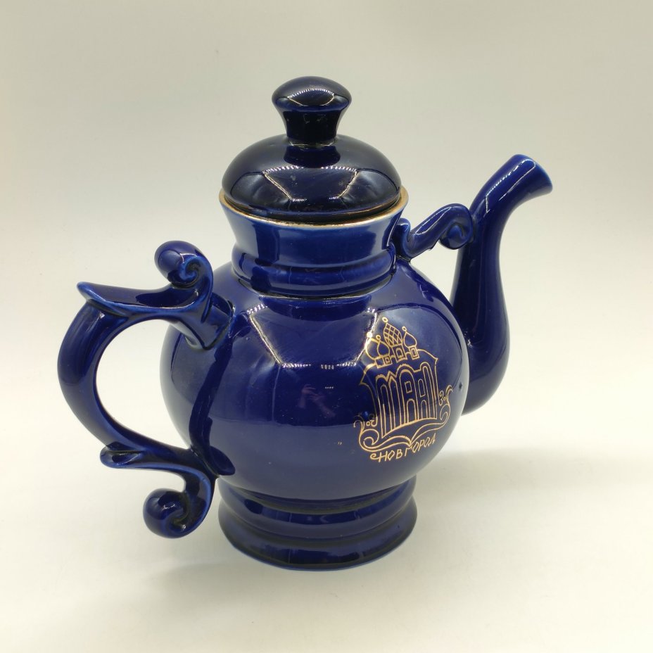 Чайник фигурный из сервиза "Новгородский" ("Декоративный", "Новгород"), автор В. В. Смоляр, фарфор, крытье кобальтом, золочение, Бронницкий завод фарфоровых изделий «Возрождение», СССР, 1980-1990 гг.