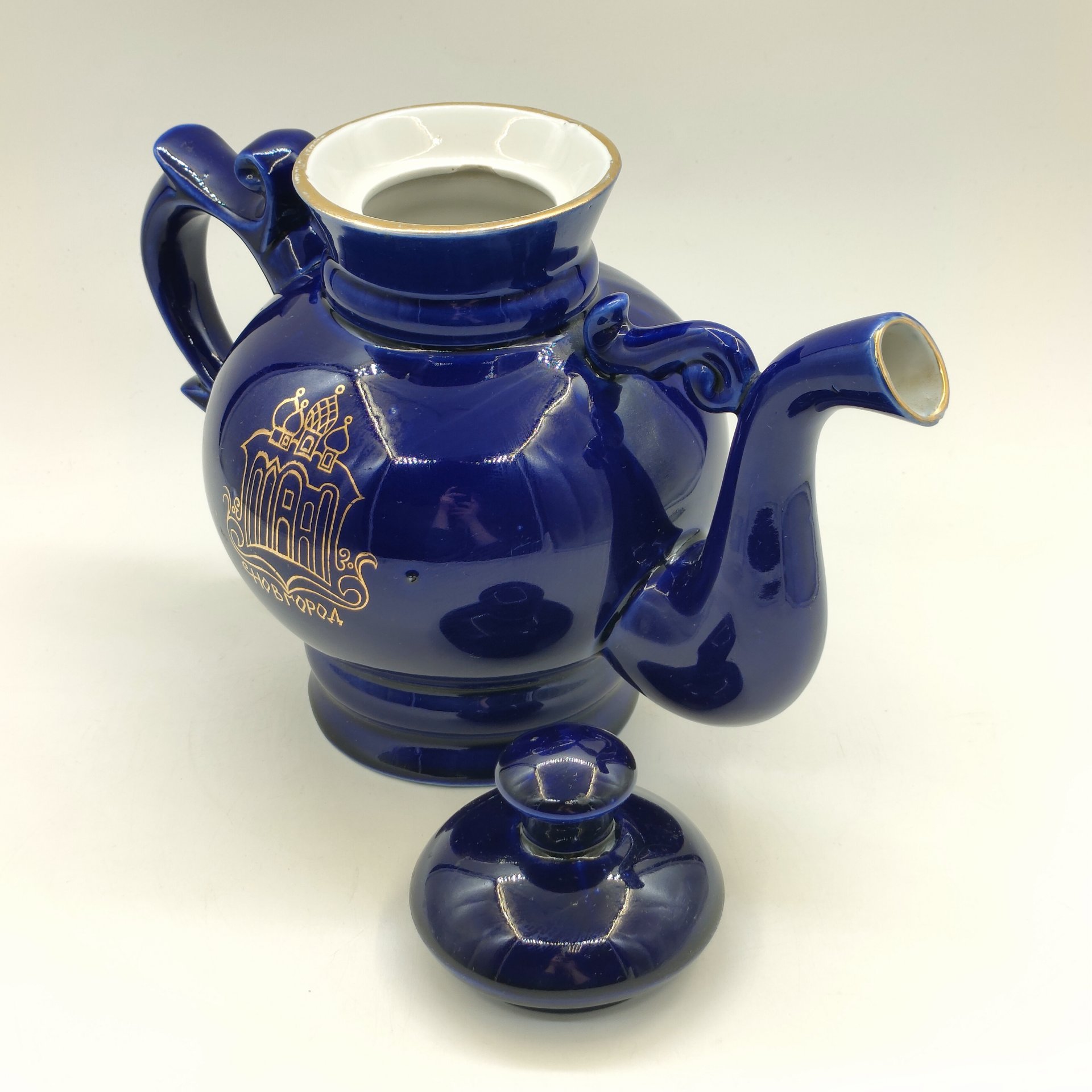 Чайник фигурный из сервиза "Новгородский" ("Декоративный", "Новгород"), автор В. В. Смоляр, фарфор, крытье кобальтом, золочение, Бронницкий завод фарфоровых изделий «Возрождение», СССР, 1980-1990 гг.