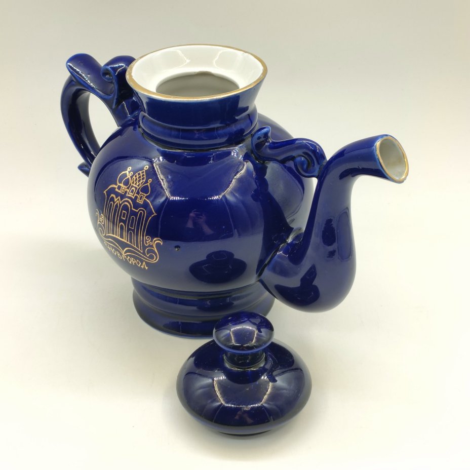 Чайник фигурный из сервиза "Новгородский" ("Декоративный", "Новгород"), автор В. В. Смоляр, фарфор, крытье кобальтом, золочение, Бронницкий завод фарфоровых изделий «Возрождение», СССР, 1980-1990 гг.