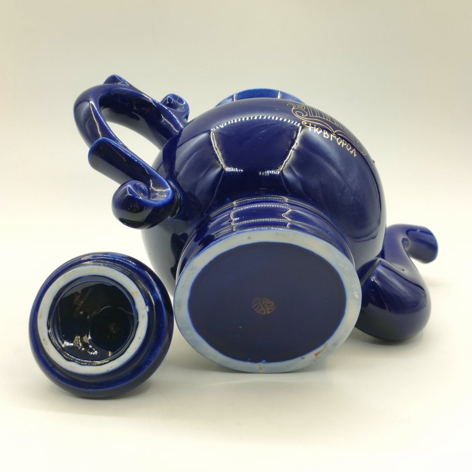 Чайник фигурный из сервиза "Новгородский" ("Декоративный", "Новгород"), автор В. В. Смоляр, фарфор, крытье кобальтом, золочение, Бронницкий завод фарфоровых изделий «Возрождение», СССР, 1980-1990 гг.