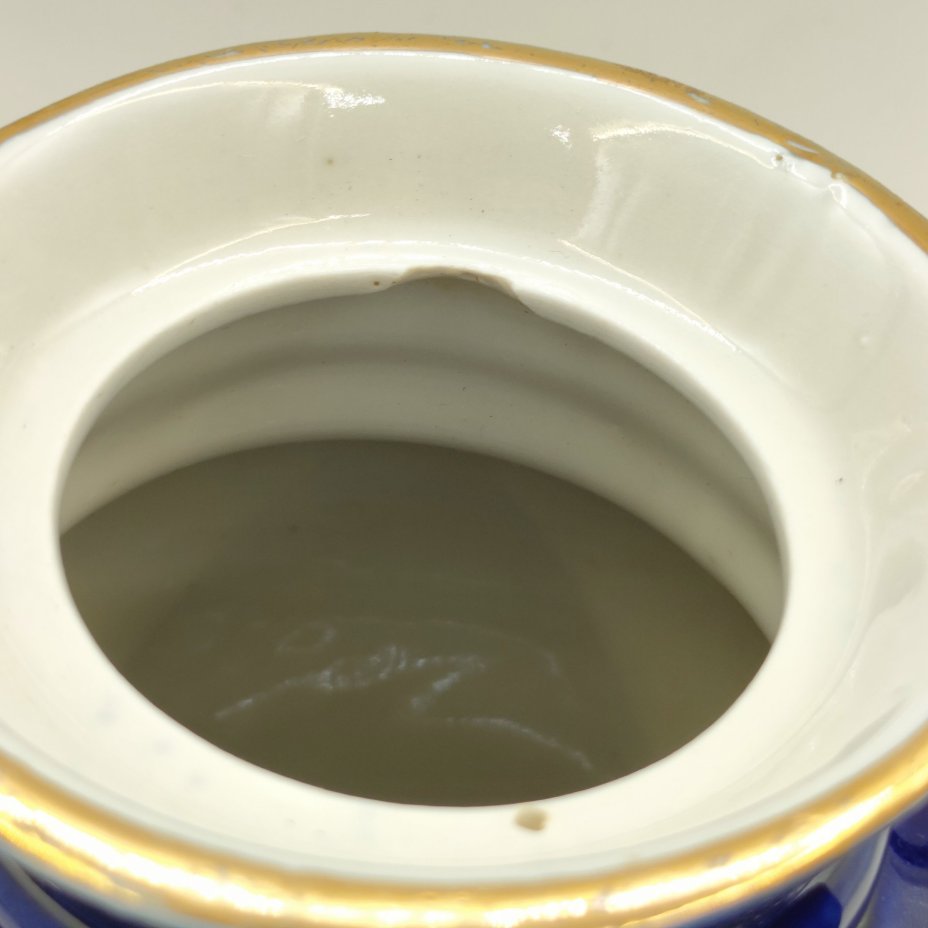 Чайник фигурный из сервиза "Новгородский" ("Декоративный", "Новгород"), автор В. В. Смоляр, фарфор, крытье кобальтом, золочение, Бронницкий завод фарфоровых изделий «Возрождение», СССР, 1980-1990 гг.