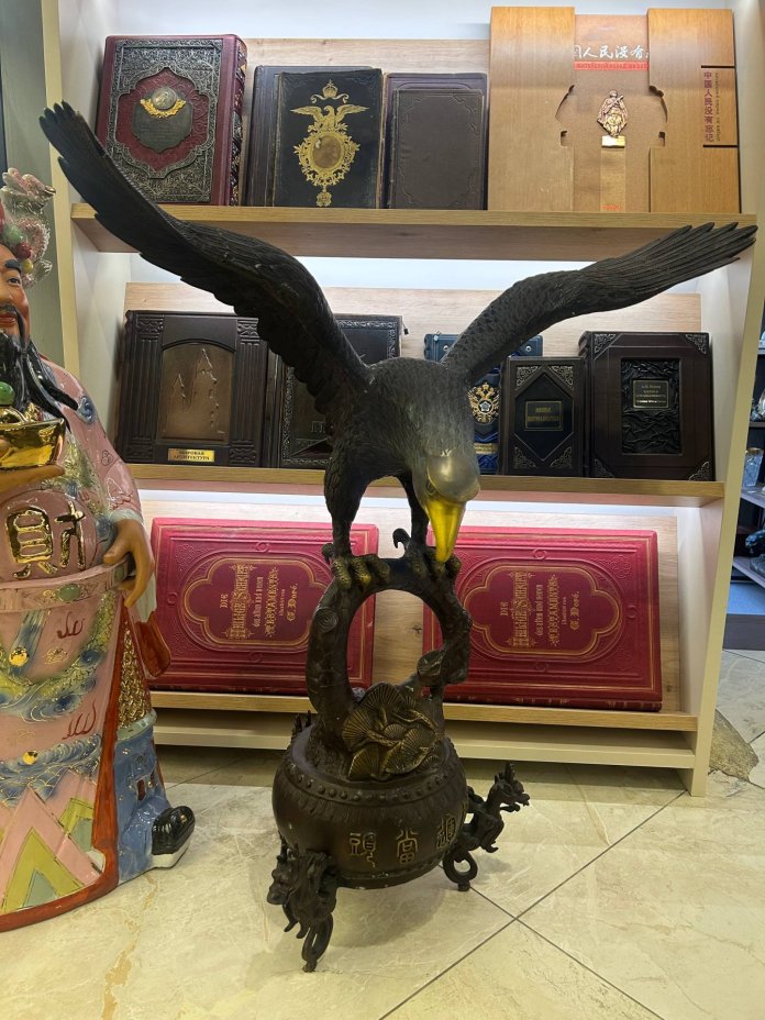 Скульптура напольная "Орел на ароматница-триподе", металл, крашение, Китай, 1960-1980 гг.