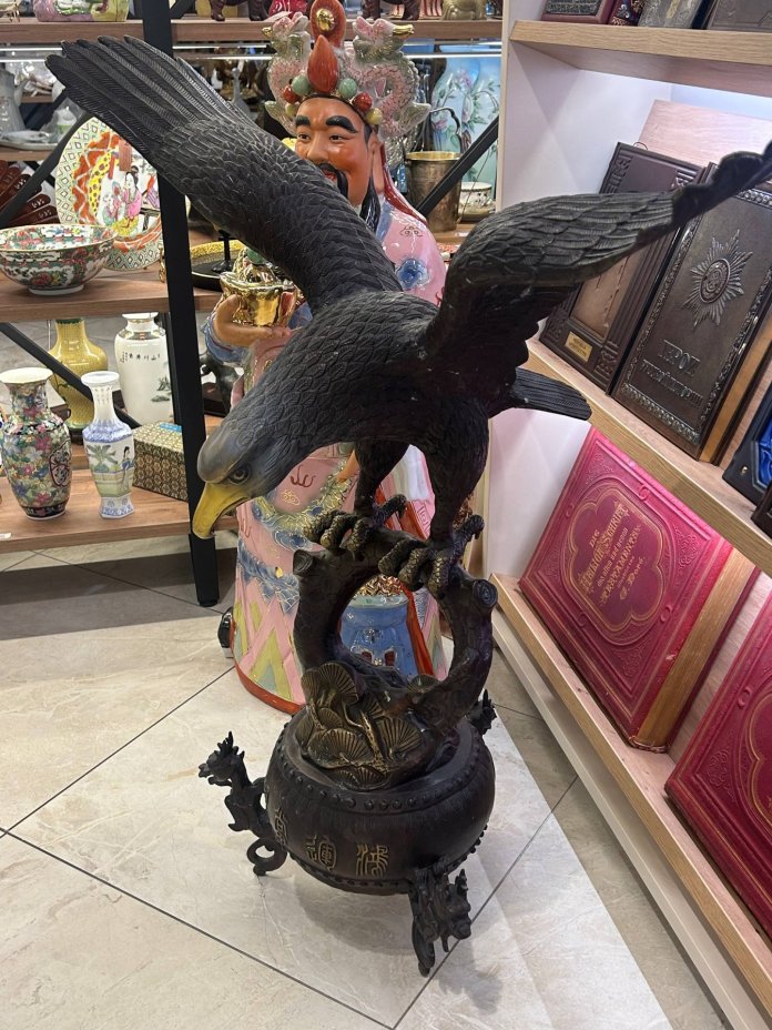 Скульптура напольная "Орел на ароматнице-триподе"