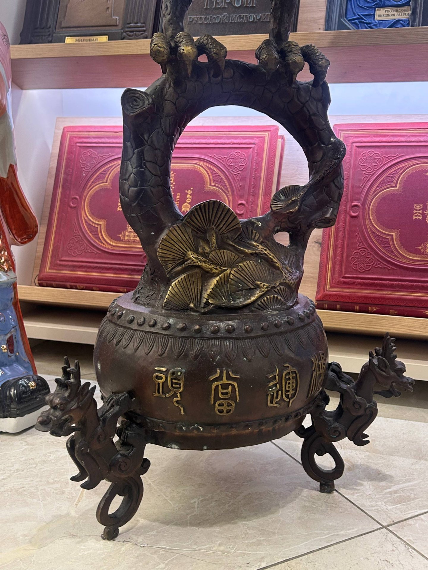 Скульптура напольная "Орел на ароматница-триподе", металл, крашение, Китай, 1960-1980 гг.