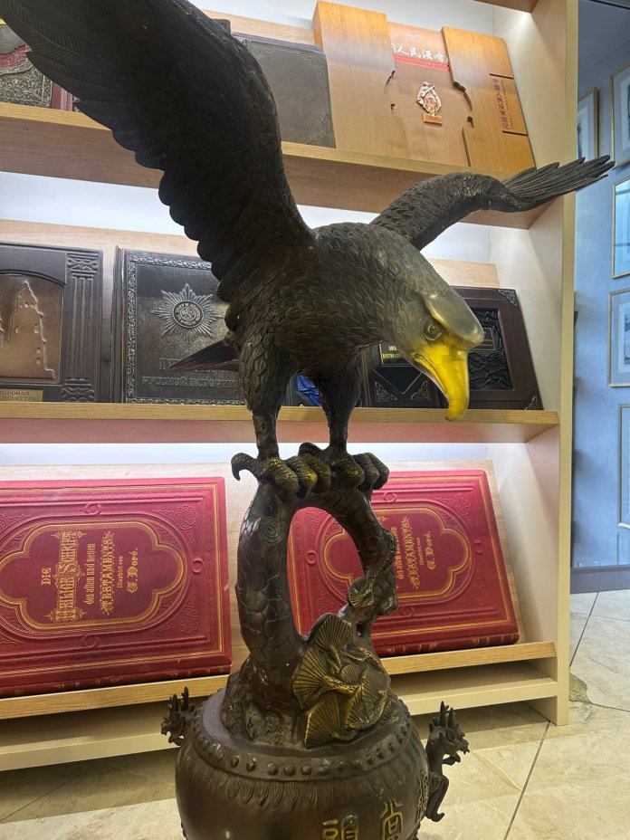 Скульптура напольная "Орел на ароматнице-триподе"