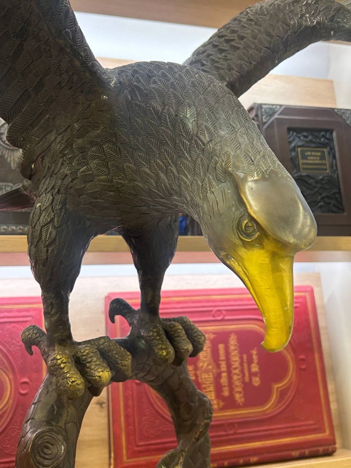 Скульптура напольная "Орел на ароматнице-триподе"