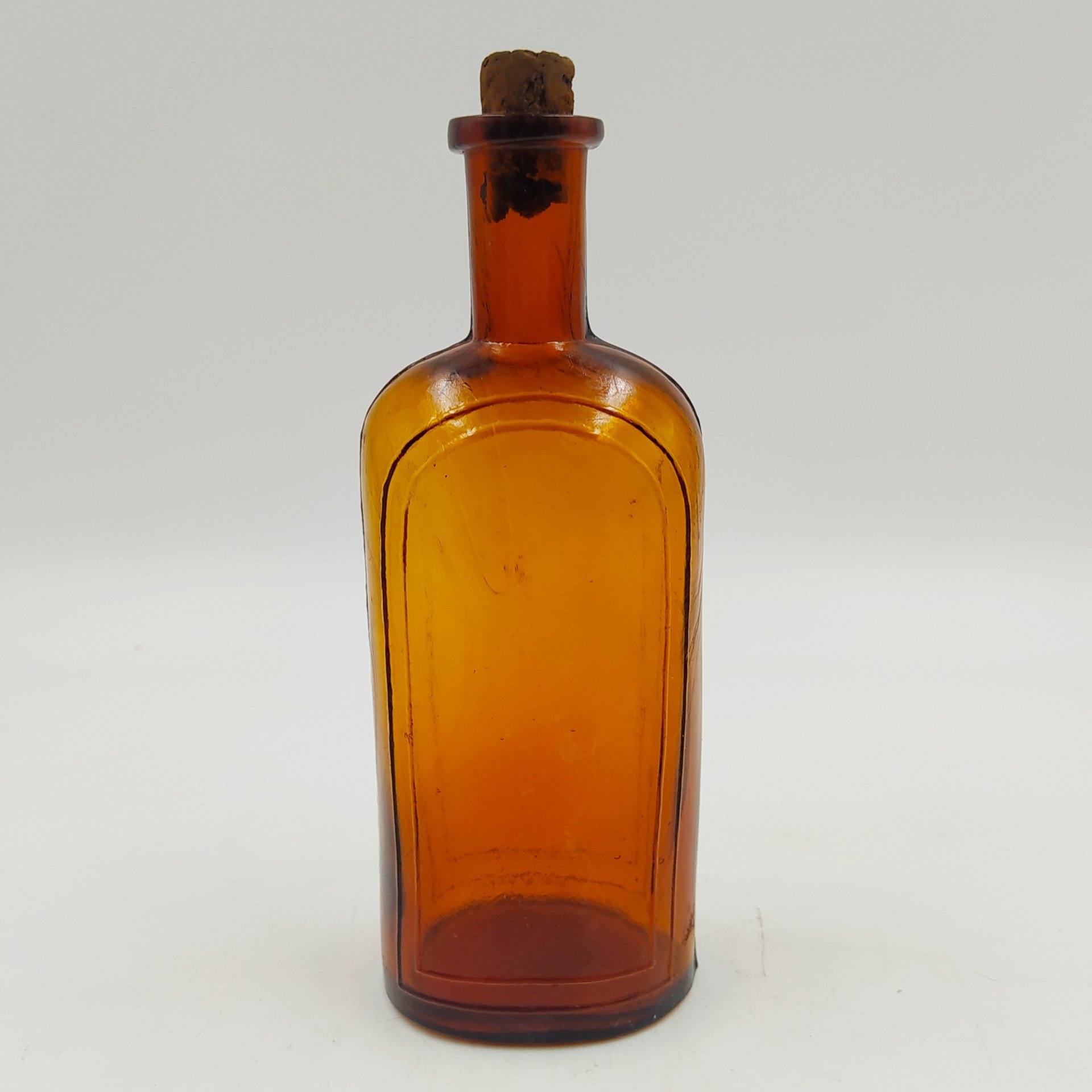Флакон янтарного оттенка с пробкой, стекло, Западная Европа, 1900-1940 гг.