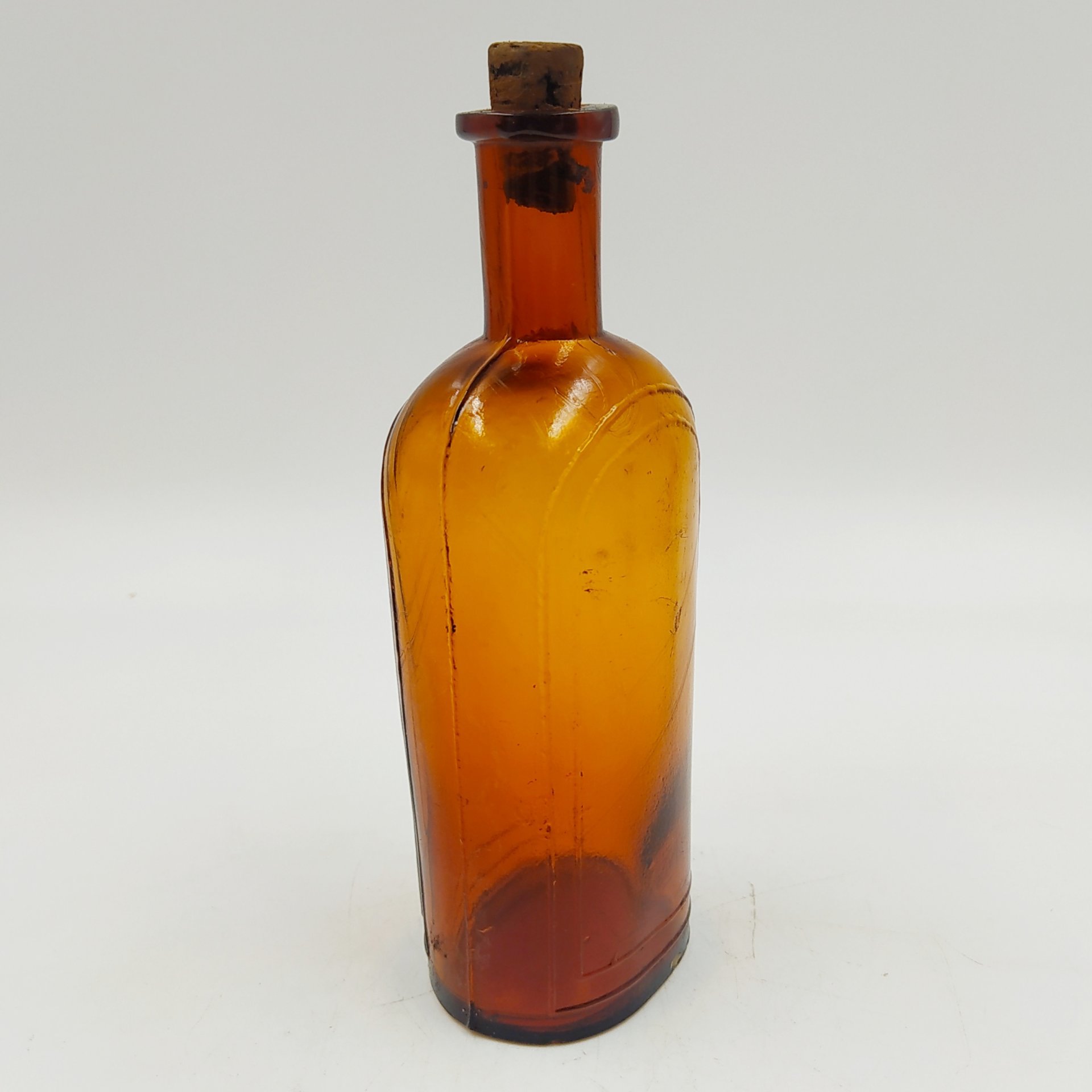Флакон янтарного оттенка с пробкой, стекло, Западная Европа, 1900-1940 гг.
