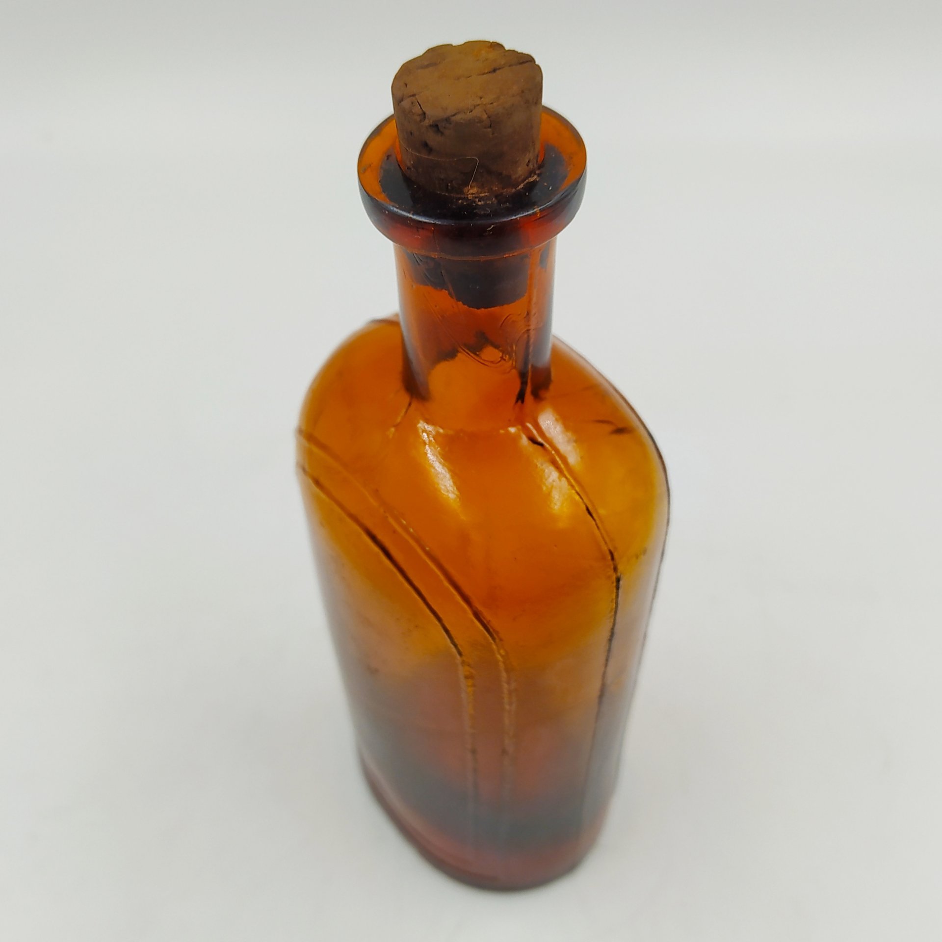 Флакон янтарного оттенка с пробкой, стекло, Западная Европа, 1900-1940 гг.