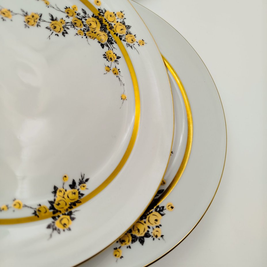 Набор из шести обеденных тарелок с цветочным декором золотистого цвета, фарфор, деколь, золочение, Graf Von Henneberg Porzellan, 1777 Jlmenau, ГДР, 1973-1977 гг.
