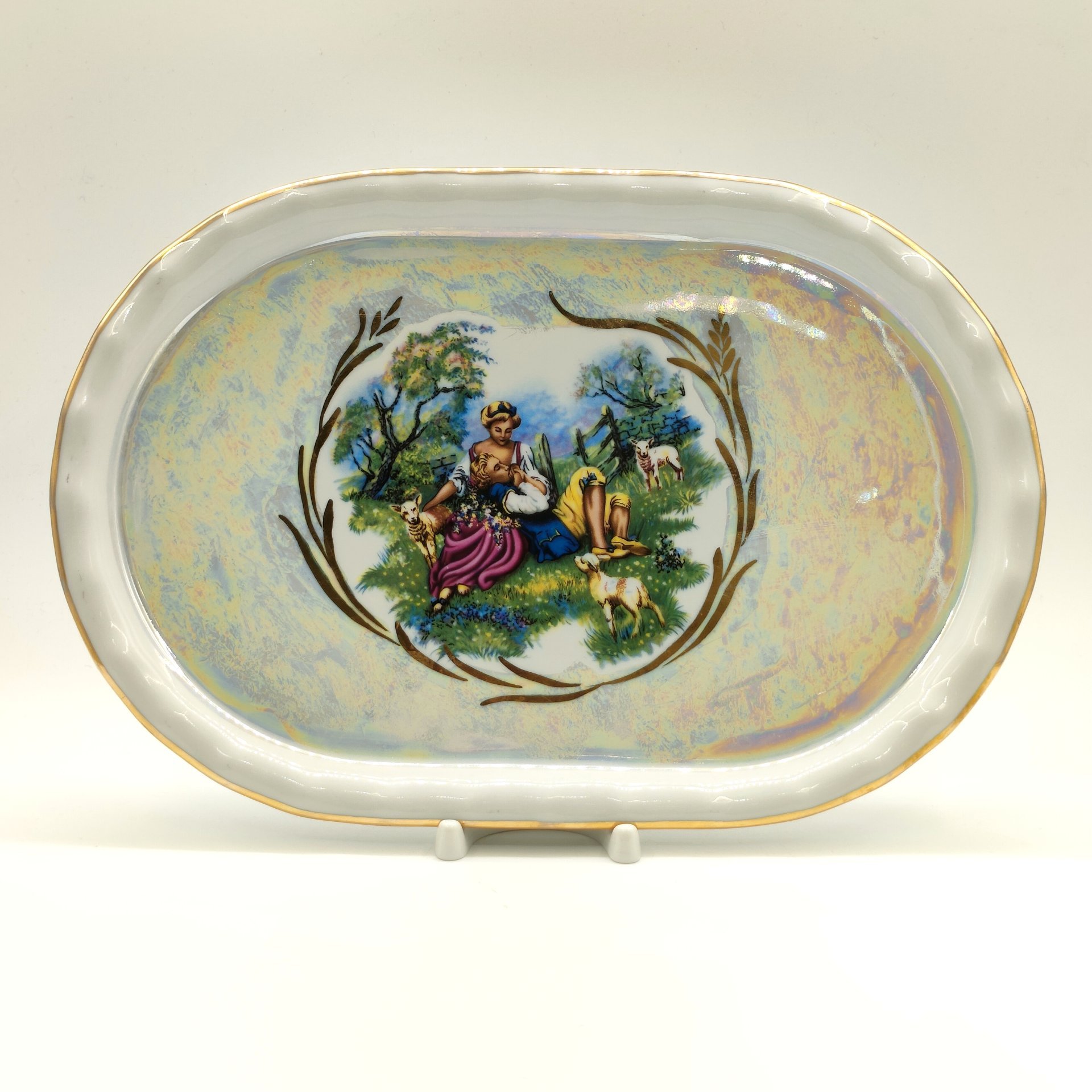 Поднос, украшенный пасторальной сценой, фарфор, деколь, золочение, люстр, Дулевский фарфоровый завод (Дулёво), Россия, 2000-2020 гг.