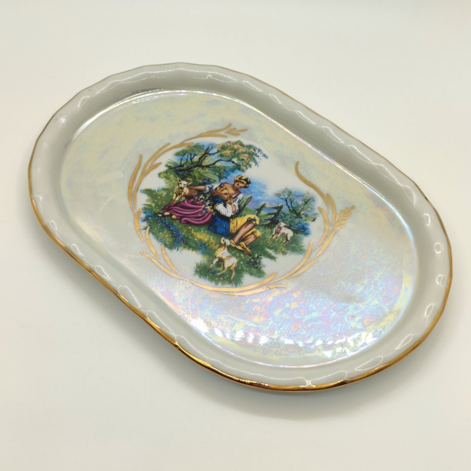 Поднос, украшенный пасторальной сценой, фарфор, деколь, золочение, люстр, Дулевский фарфоровый завод (Дулёво), Россия, 2000-2020 гг.