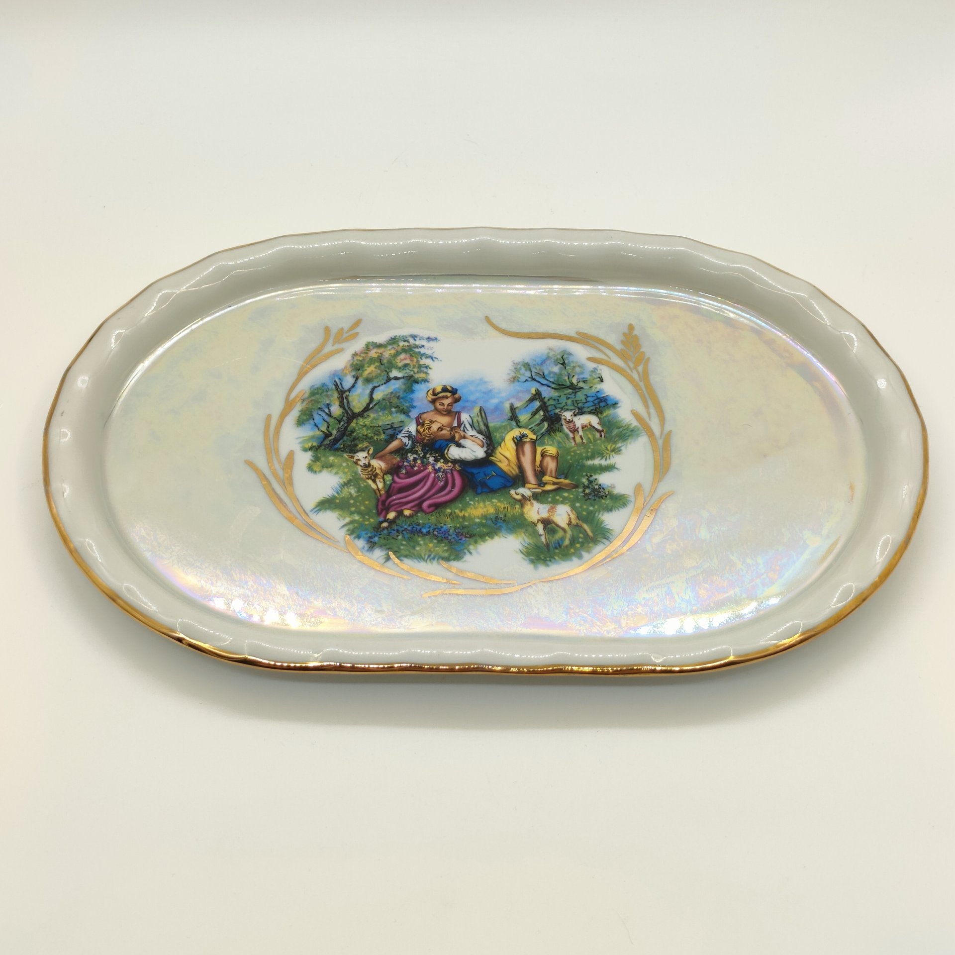Поднос, украшенный пасторальной сценой, фарфор, деколь, золочение, люстр, Дулевский фарфоровый завод (Дулёво), Россия, 2000-2020 гг.