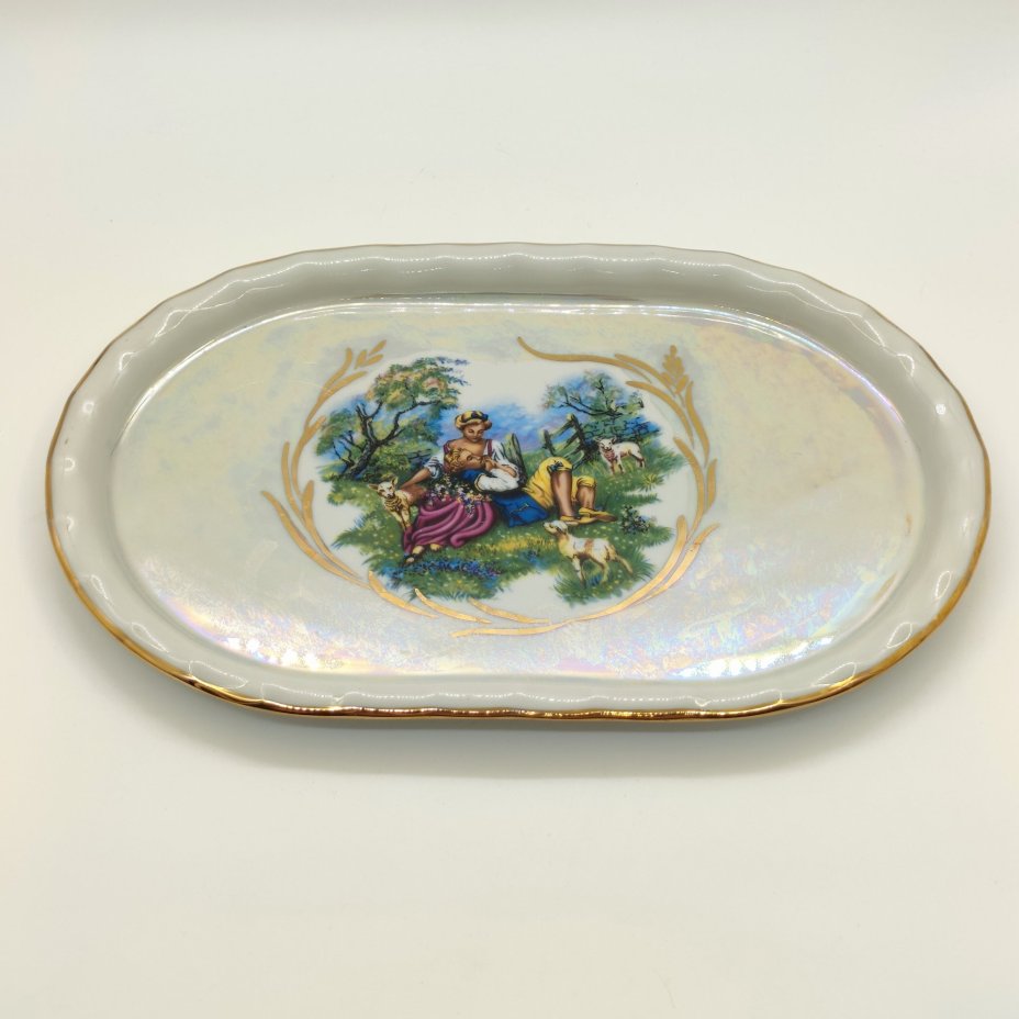 Поднос, украшенный пасторальной сценой, фарфор, деколь, золочение, люстр, Дулевский фарфоровый завод (Дулёво), Россия, 2000-2020 гг.