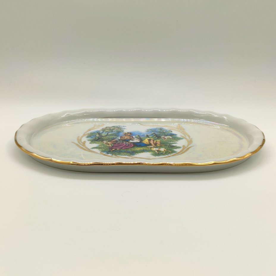 Поднос, украшенный пасторальной сценой, фарфор, деколь, золочение, люстр, Дулевский фарфоровый завод (Дулёво), Россия, 2000-2020 гг.