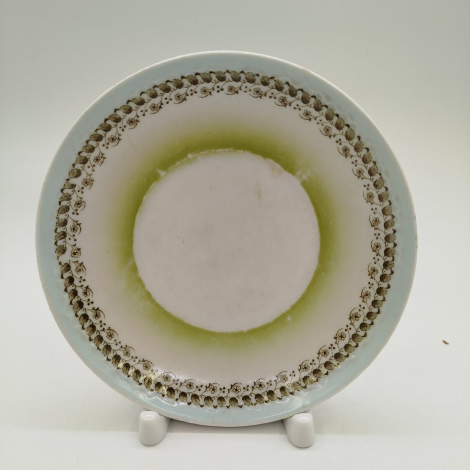 Блюдце с растительным декором на канте, фарфор, крытье, деколь, Фарфоровая фабрика Гарднера, Российская империя, 1880-1910 гг.