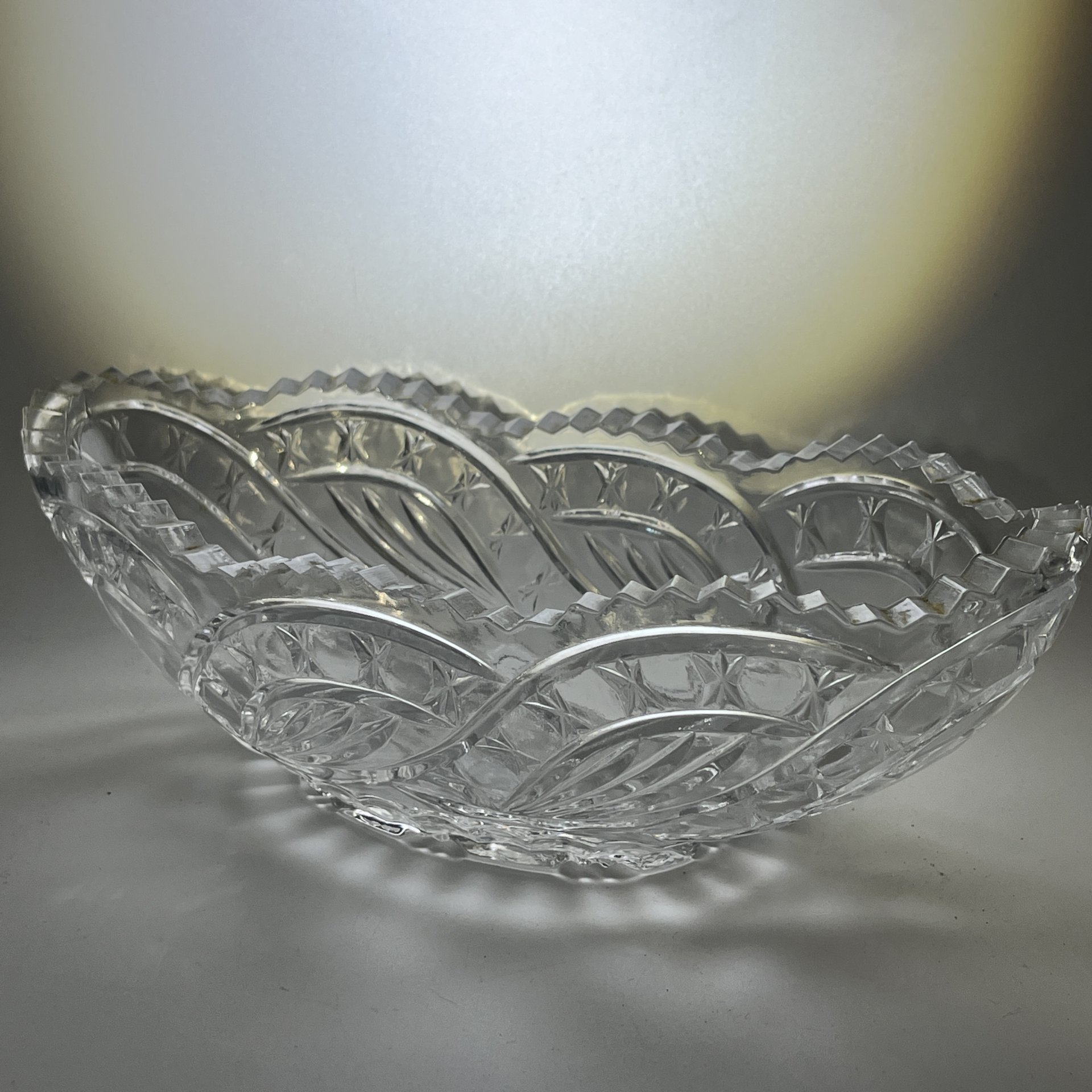 Салатник овальной формы с геометрическим декором, стекло, пресс, СССР, 1970-1990 гг.