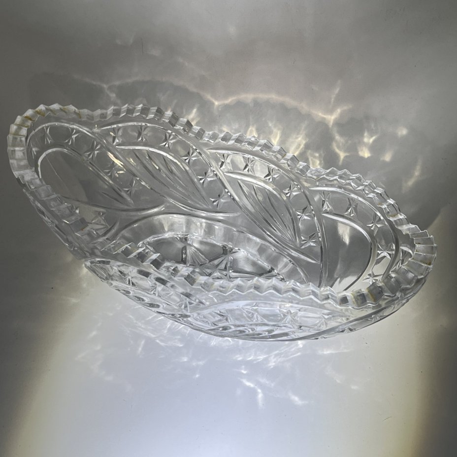 Салатник овальной формы с геометрическим декором