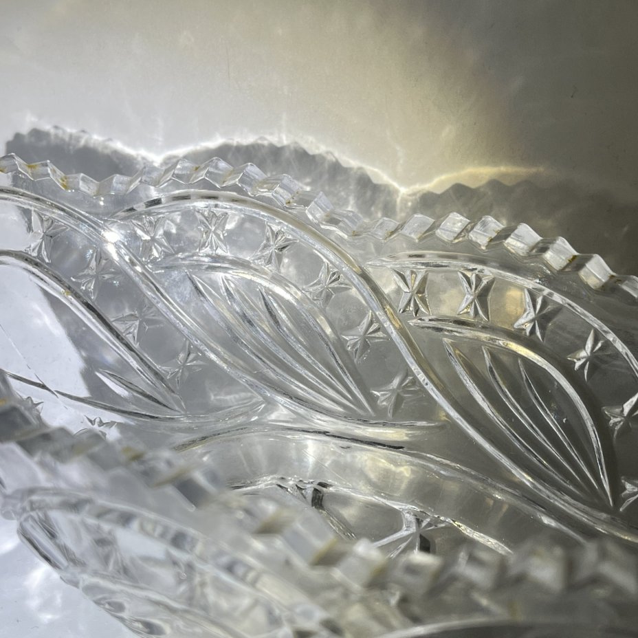 Салатник овальной формы с геометрическим декором