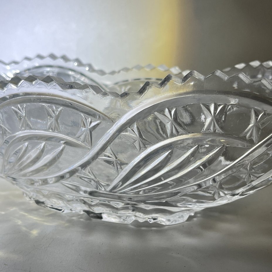 Салатник овальной формы с геометрическим декором