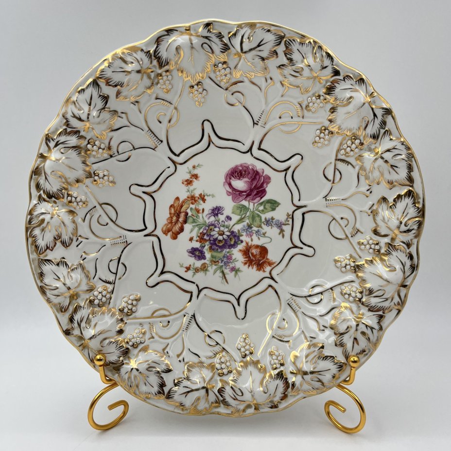 Блюдо "Виноград", украшенное изображением мейсенского букета в центре