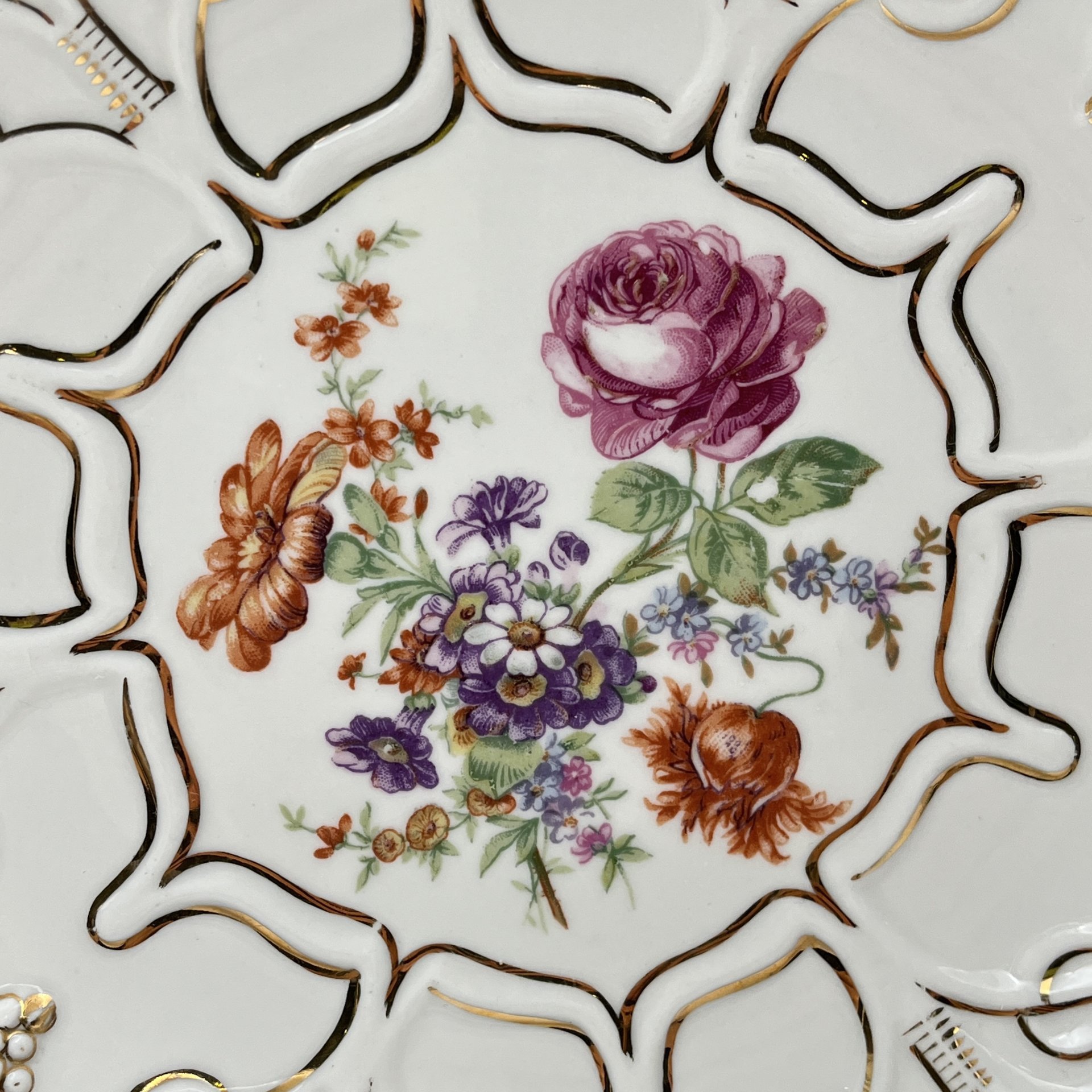 Блюдо "Виноград", украшенное изображением мейсенского букета в центре