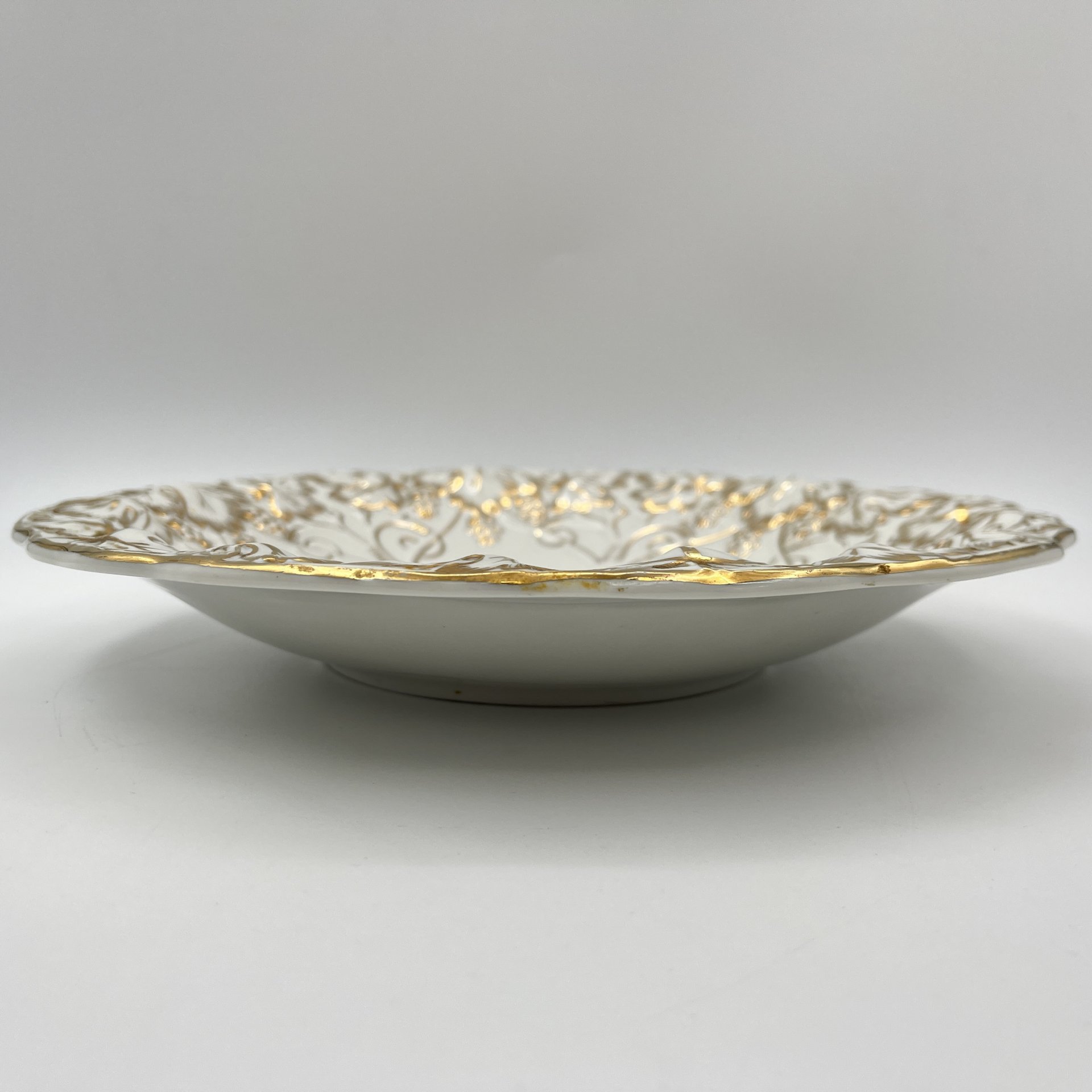 Блюдо "Виноград", украшенное изображением мейсенского букета в центре