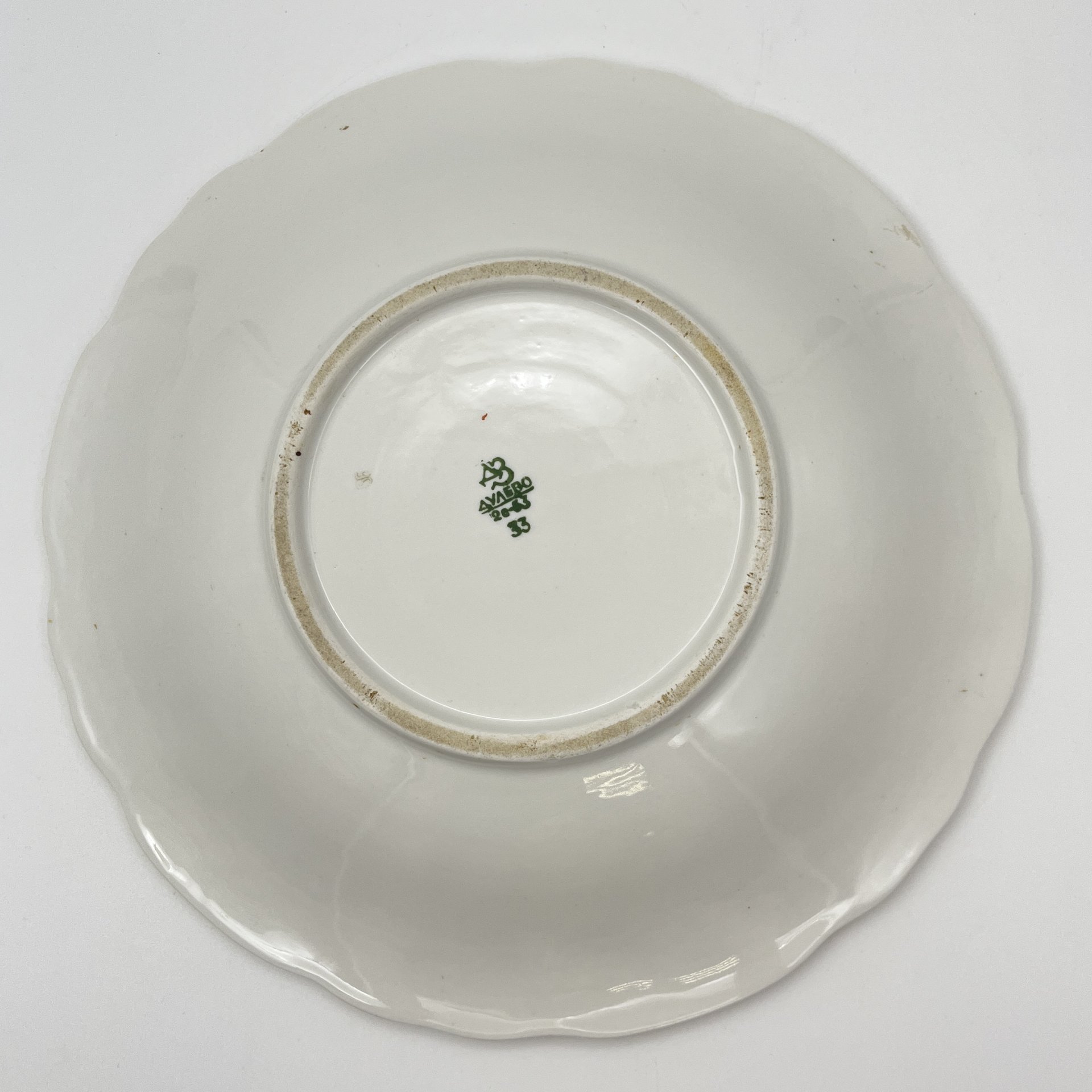 Блюдо "Виноград", украшенное изображением мейсенского букета в центре