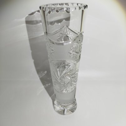 Ваза с декором в виде звезд и снежинок, хрусталь, резьба, матирование, Борисовский хрустальный завод им. Ф.Э. Дзержинского, Беларусь, 2000-2020 гг.