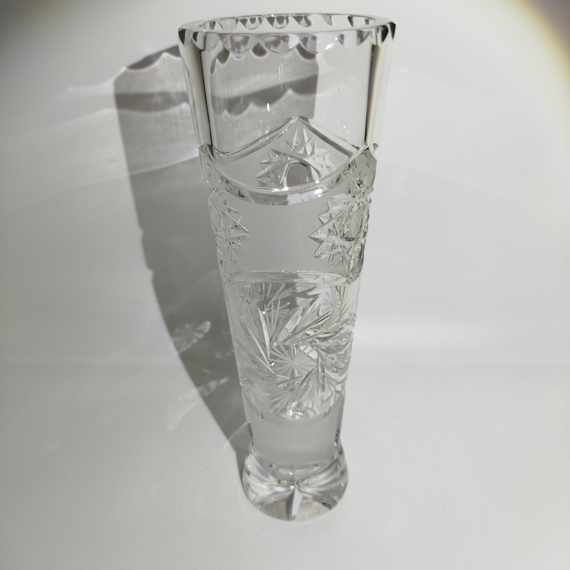 Ваза с декором в виде звезд и снежинок, хрусталь, резьба, матирование, Борисовский хрустальный завод им. Ф.Э. Дзержинского, Беларусь, 2000-2020 гг.