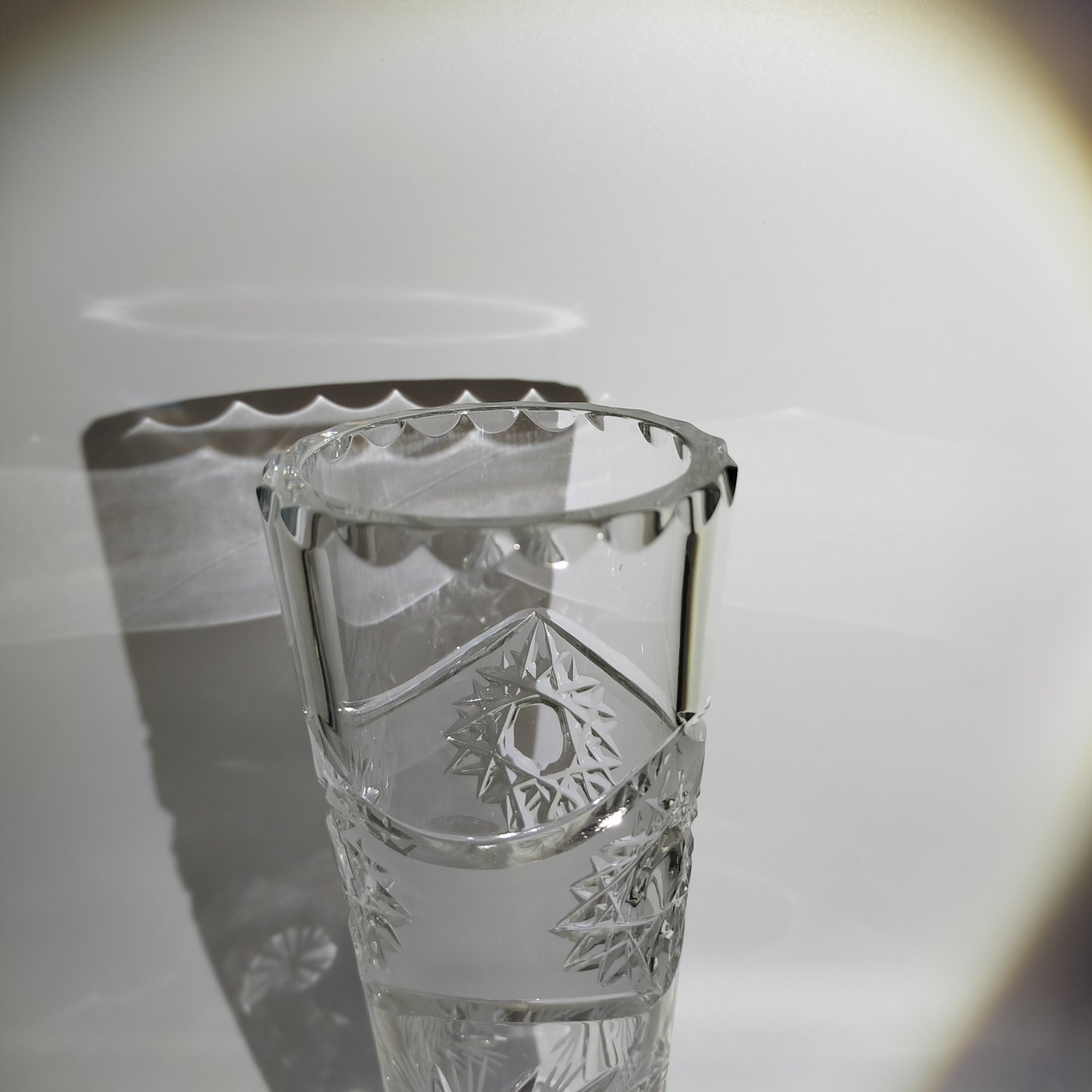 Ваза с декором в виде звезд и снежинок, хрусталь, резьба, матирование, Борисовский хрустальный завод им. Ф.Э. Дзержинского, Беларусь, 2000-2020 гг.