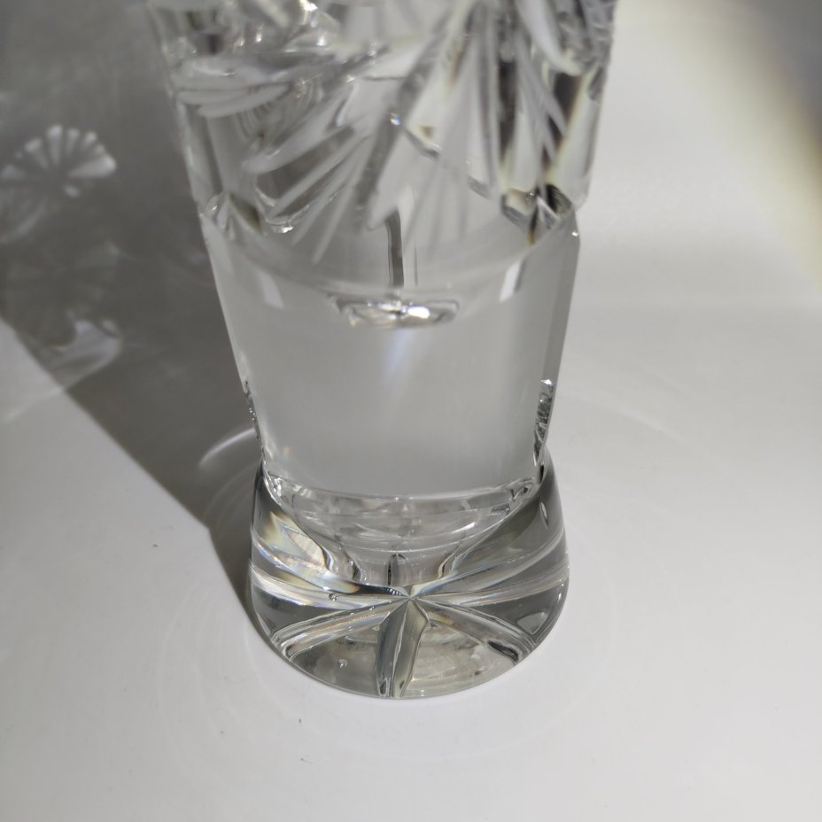 Ваза с декором в виде звезд и снежинок, хрусталь, резьба, матирование, Борисовский хрустальный завод им. Ф.Э. Дзержинского, Беларусь, 2000-2020 гг.