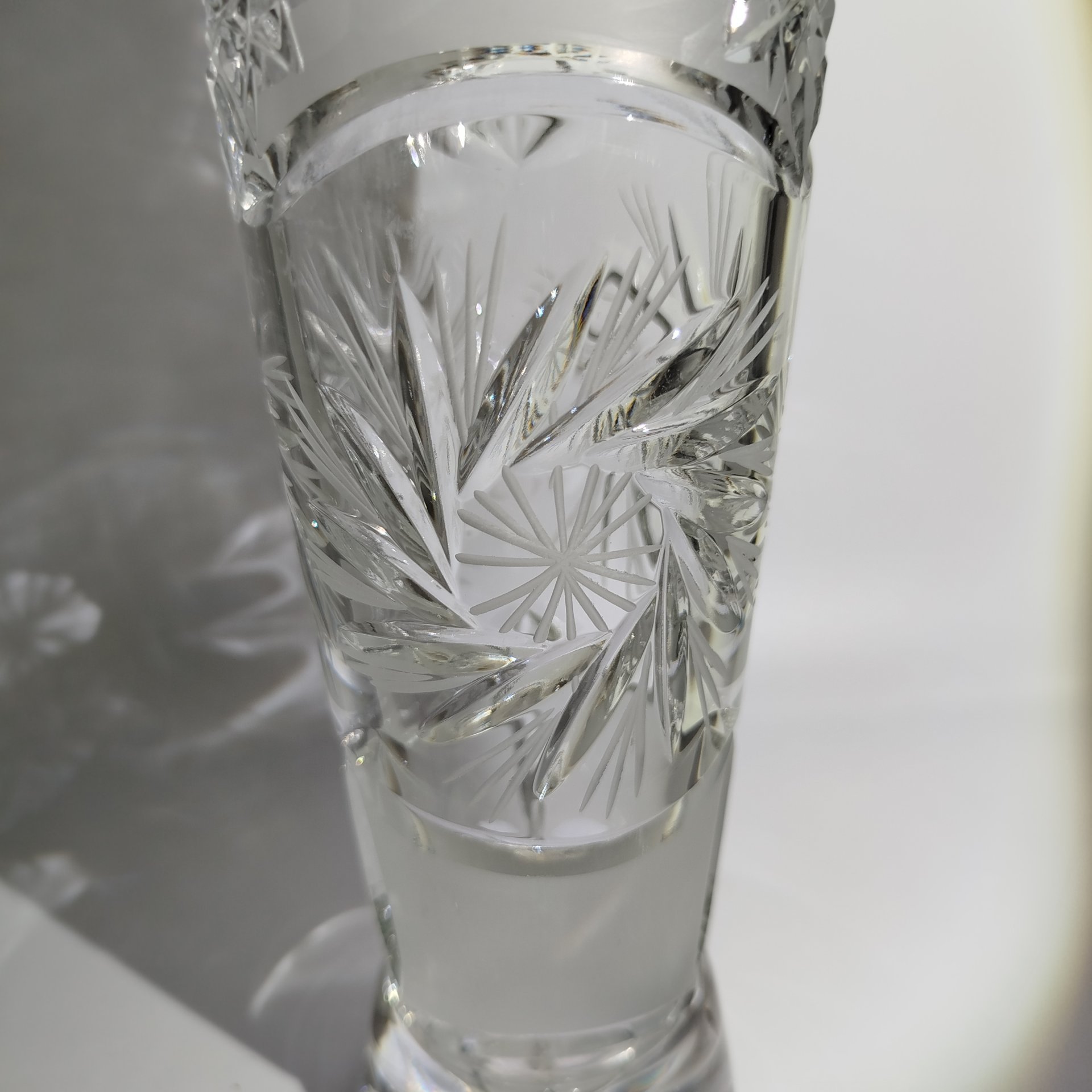 Ваза с декором в виде звезд и снежинок, хрусталь, резьба, матирование, Борисовский хрустальный завод им. Ф.Э. Дзержинского, Беларусь, 2000-2020 гг.