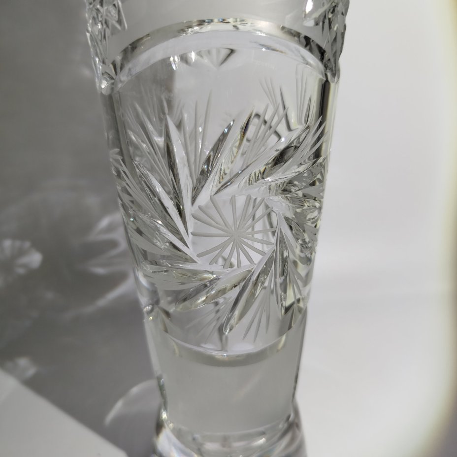 Ваза с декором в виде звезд и снежинок, хрусталь, резьба, матирование, Борисовский хрустальный завод им. Ф.Э. Дзержинского, Беларусь, 2000-2020 гг.