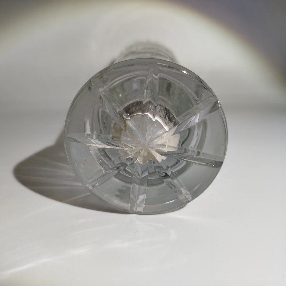 Ваза с декором в виде звезд и снежинок, хрусталь, резьба, матирование, Борисовский хрустальный завод им. Ф.Э. Дзержинского, Беларусь, 2000-2020 гг.